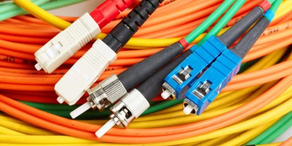 Varios tipos de conectores de fibra óptica