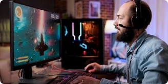 joven jugando juegos en linea por internet