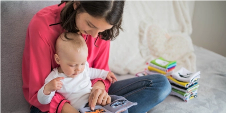 mamá mostrando juegos didácticos a su bebé