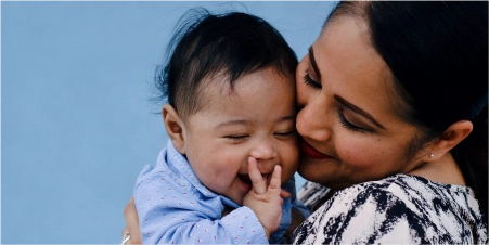 mamá sonriendo con bebé