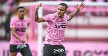 jugador de sport boys celebra un gol